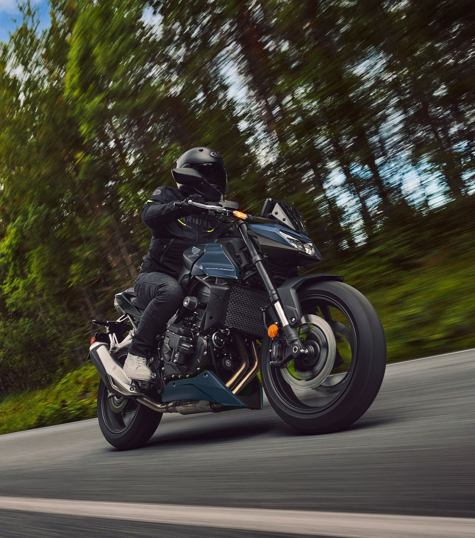 2026-CB750-features-Open-riding-position-1580x1792