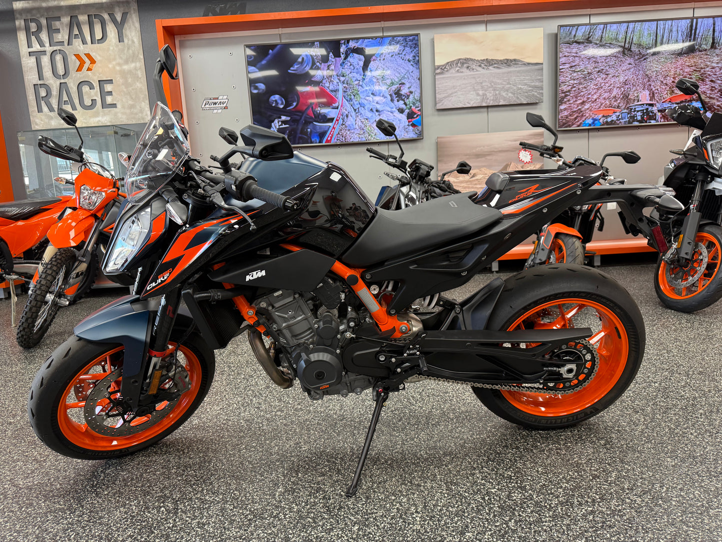 2023 KTM 890 DUKE R