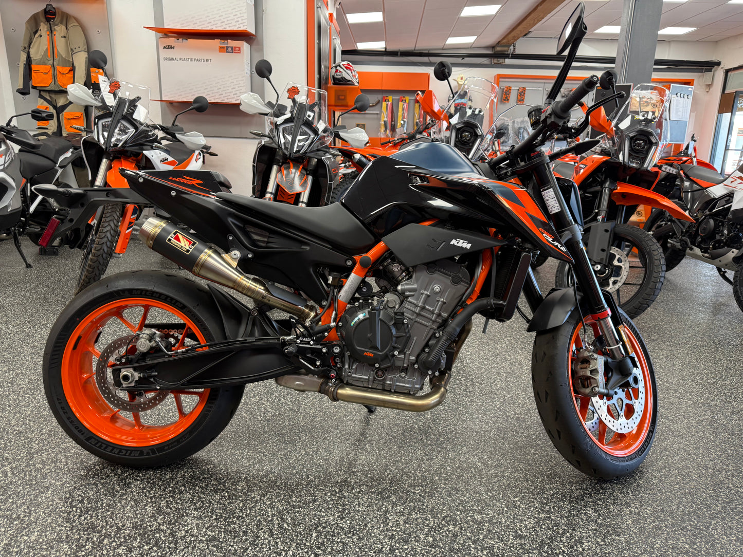 2023 KTM 890 DUKE R