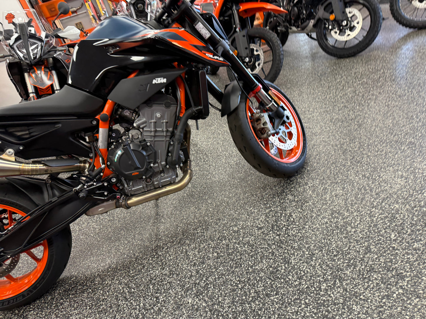 2023 KTM 890 DUKE R