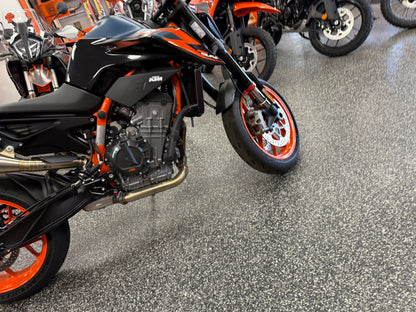 2023 KTM 890 DUKE R