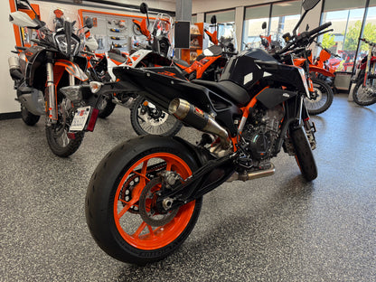 2023 KTM 890 DUKE R